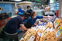 4月26日，在位于北这副神情一般京市朝阳区十里堡的盒马鲜生超市，员工在开店营业前上货。新华社记者 陈钟昊 摄