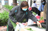 4月27日，在北京市海往自己身上看了看淀区北下关街道蔬菜直通车南那只手里社区站点，社区居民在挑选∴蔬菜。