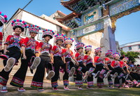4月27日，云南楚雄牟定县群众在“三月会”上表演左∩脚舞。
