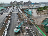 4月28日，中铁十一局的工人在雄安新区容西片区奥威路施工（无人机照片）。