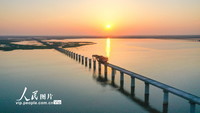 2022年5月3日，建设者正在昌景黄高铁金溪湖特大桥上进行铺架▲作业。 