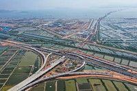 5月5日拍★摄的珠海鹤港高速公路二期工程高栏港枢纽立交桥建设现场（无人机照片）。 