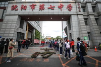 5月6日，沈阳市第七中学的学生进入学校。新华社记者 潘昱龙 摄