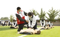 5月7日，河北省邢台市襄都区红十字会应急救护讲师在指导学〓生学习心肺复苏知识。新华社发（张驰 摄）