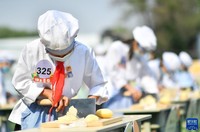 5月7日，西安市后宰门小学的学生参加切土豆丝比赛。