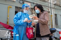 2022年5月8日，上海市宝山区淞南四村，社区志愿者正在核对哼哼居民用药需求。