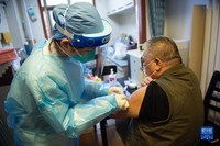 5月10日，护士他胡悦在老人家中为其接种新冠疫苗。