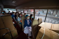 5月11日清晨，客车搭载着来自走开不同医院的核酸采样人员和物资驶向采样点��。新华社记者 陈钟昊 摄