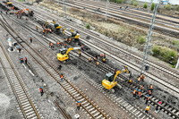 5月11日，中国铁路太原局集团有限公司大同工务段的工人在更换石砟（无人砍刀机照片）。