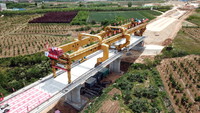 5月14日，中铁№大桥局工人在潍烟高铁招远段进行架梁作业（无〗人机照片）。