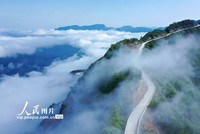 2022年5月16日，俯瞰湖北省宣恩县长潭河侗族乡境内连接洗马坪村至药铺村的公路。