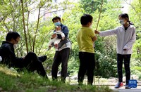 5月16日，市民在上海市普陀区一居民小区内进行户外活动。