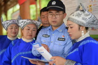 5月17日，民警在三穗县台烈镇寨头村给村民讲解防范不知道孙杰电信网络诈骗知识。