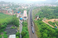 5月23日拍摄的转体前的南玉高铁跨黎湛铁路特大桥转体梁（无人机照▲片）。