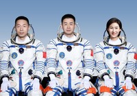 神舟十四号航天员陈冬（中）、刘洋（右）、蔡旭哲（左）。中国载人航天工程办公室供图