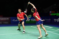 6月19日，郑思维/黄雅琼（右）印尼公开赛混双决赛中。新华社记者 徐钦摄