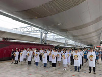 抗疫医护人员乘坐着的旅游专列从昆明站始发。