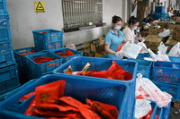 7月7日，工作人员在无锡天鹏食品城内的一处仓库分配保供套餐。