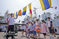 2022年7月11日，工作人员为孩子们讲解国际海事信号旗。