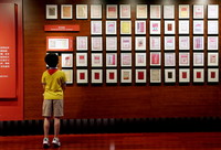 7月19日，一名小学生在中共二大会址纪念馆党章专题展厅内参观。