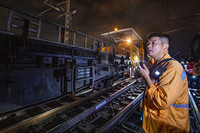 7月21日，铁路工人调度施工列车，准备进行换轨施工作业。