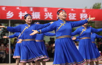 7月26日，查干哈达村村民在睦邻节上表演舞蹈。