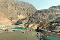 这是7月27日拍摄的新疆大石峡水利枢纽工程建设现场（无人机照片）。