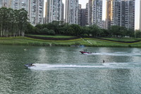 7月27日，市民在南宁市邕江上体验多种水上运动项目（无人机照片）。