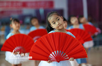 2022年8月1日，小朋友在贵州省黔东南苗族侗族自治州丹寨县文化馆学习民族舞蹈。
