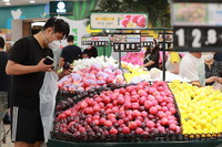 8月1日，在兰州市城关区北京华联超市东方红广场店，市民在选购水果。