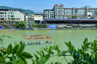 8月3日，龙舟队在宣恩县贡水河上参加龙舟比赛。