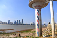 赣江南昌段的水位站，其上标注了历史最高水位。 人民网 时雨摄