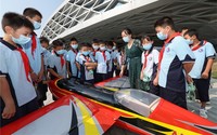 湖北省襄阳市科技馆，工作人员向学生介绍无人机工作原理。 