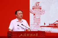 上海财经大学党委书记许涛为新生讲述第一堂思政课。校方供图