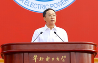 华北电力大学校长杨勇平在2022级新生开学典礼上发表讲话。校方供图