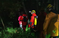长虫山雨夜3人迷路，昆明消防紧急搜救。昆明市消防救援支队供图
