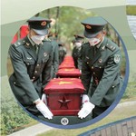 图①：在韩志愿军烈士遗骸安葬仪式开始前，礼兵轻抚烈士棺椁。
