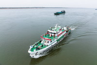 长江江豚科学考察船在湖北监利段水域行驶（2022年9月24日摄，无人机照片）。新华社记者 肖艺九 摄