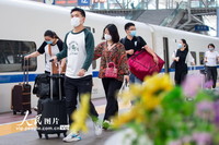 2022年9月30日，旅客在南京火车站乘车出行。