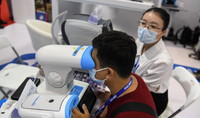 9月17日，在东博会高新技术展区，参观者在体验一款视力测试仪。新华社记者 黄孝邦 摄