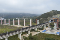 这是9月28日拍摄的位于陕西省延安市洛川县的西延高铁北洛河特大桥施工现场（无人机照片）。新华社发（钱磊 摄）