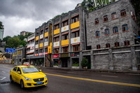 10月6日，在重庆市渝中区一处由老建筑改建的小型商业综合体“小黄楼”外，一辆出租车在招揽生意。