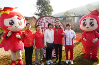 “中国第一块红土网球场”认证仪式举行。赵芸蕾、郭伟阳、孙甜甜、魏秋月、齐广璞（自左向右）共同见证。主办方供图
