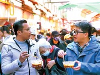 龙威（左）在篆新市场品尝美食