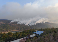 玉溪市江川区火场浓烟滚滚。 云南省森林消防总队供图