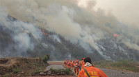 消防救援人员向火场进发。云南省消防救援总队供图