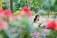南涧彝族自治县县城一公园里，一对母女在阅读图书。本报通讯员 适志宏 摄
