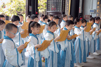 学童们诵读《泰伯颂》。梅村街道供图