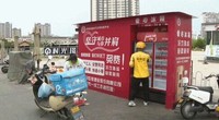 外卖小哥到“爱心冰箱”处取水。邳州市委宣传部供图