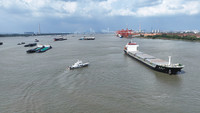 一海轮（图右）在海巡艇维护下，锚泊南京31号停泊区海轮锚地。南京海事局供图